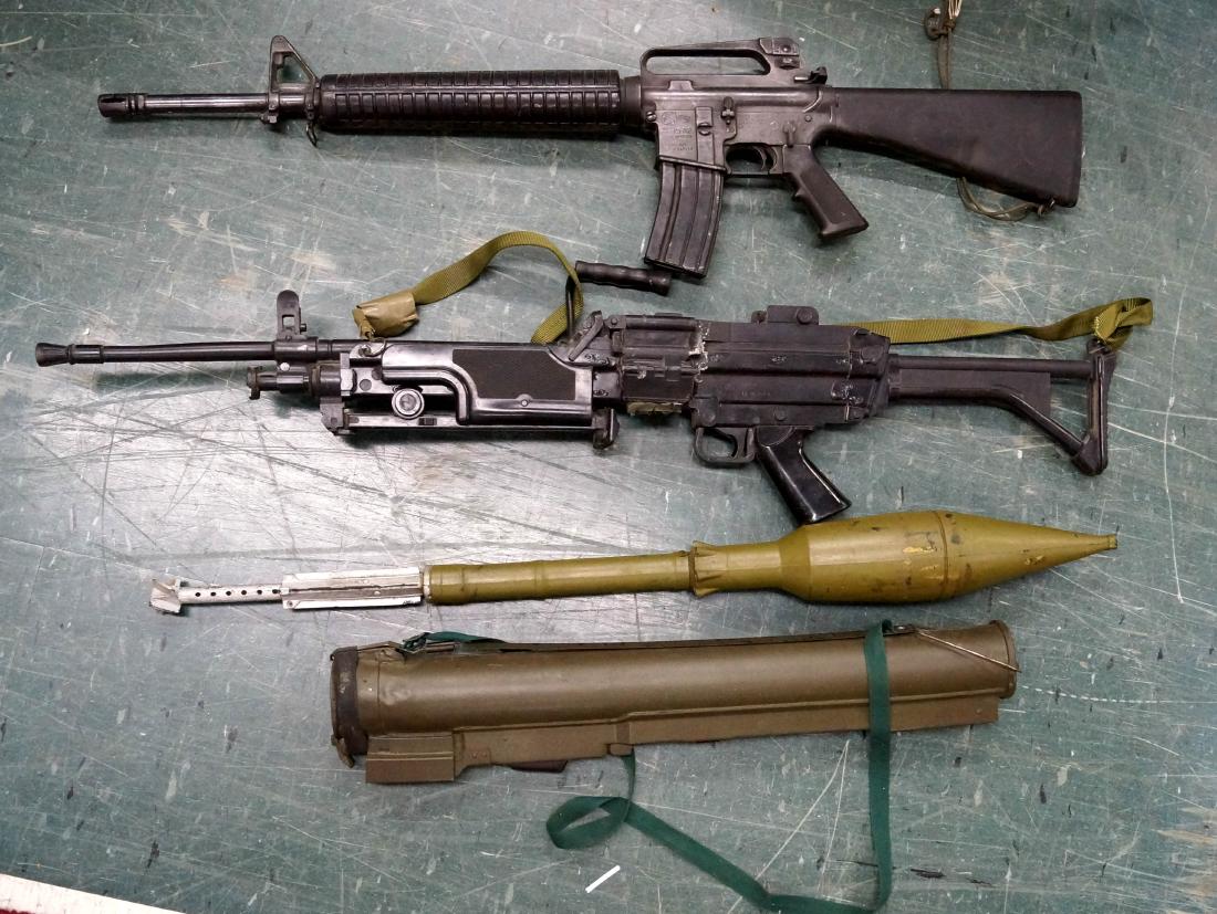 BLACK HAWK DOWN PROPS INCLUDING UNIFORMS, 5.56 MACHINE: BLACK HAWK DOWN PROPS INCLUDING UNIFORMS, 5.56 MACHINE GUN AND MORE WITH CERTIFICATES