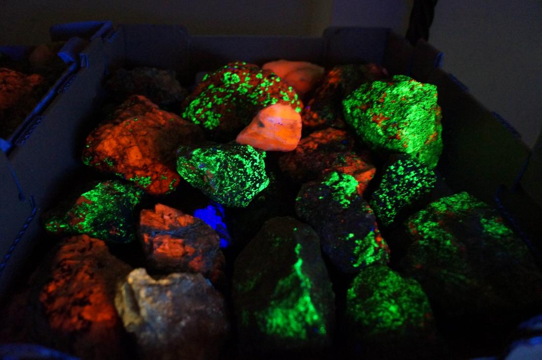 LOT ASSORTED STONES/MINERALS (FLUORESCENTS): LOT ASSORTED STONES/MINERALS (FLUORESCENTS)