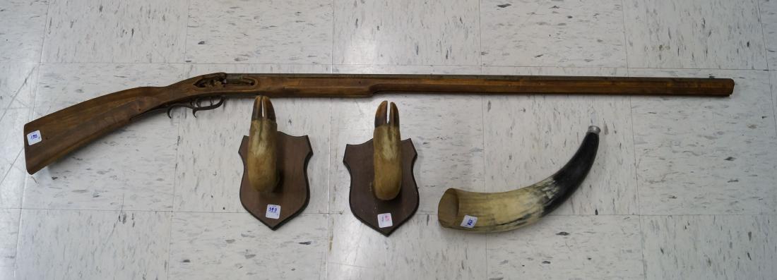 LOT (4) INCLUDING BLACK POWDER KIT LONG GUN: LOT (4) INCLUDING BLACK POWDER KIT LONG GUN (INCOMPLETE), POWDER HORN AND MOUNTED DEER HOOF GUN RACK