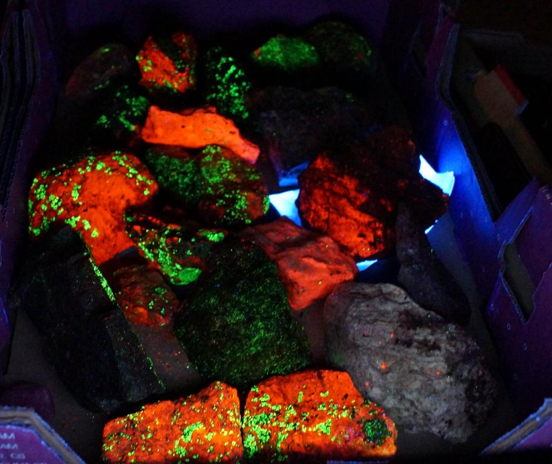 LOT ASSORTED STONES/MINERALS (FLUORESCENTS): LOT ASSORTED STONES/MINERALS (FLUORESCENTS)
