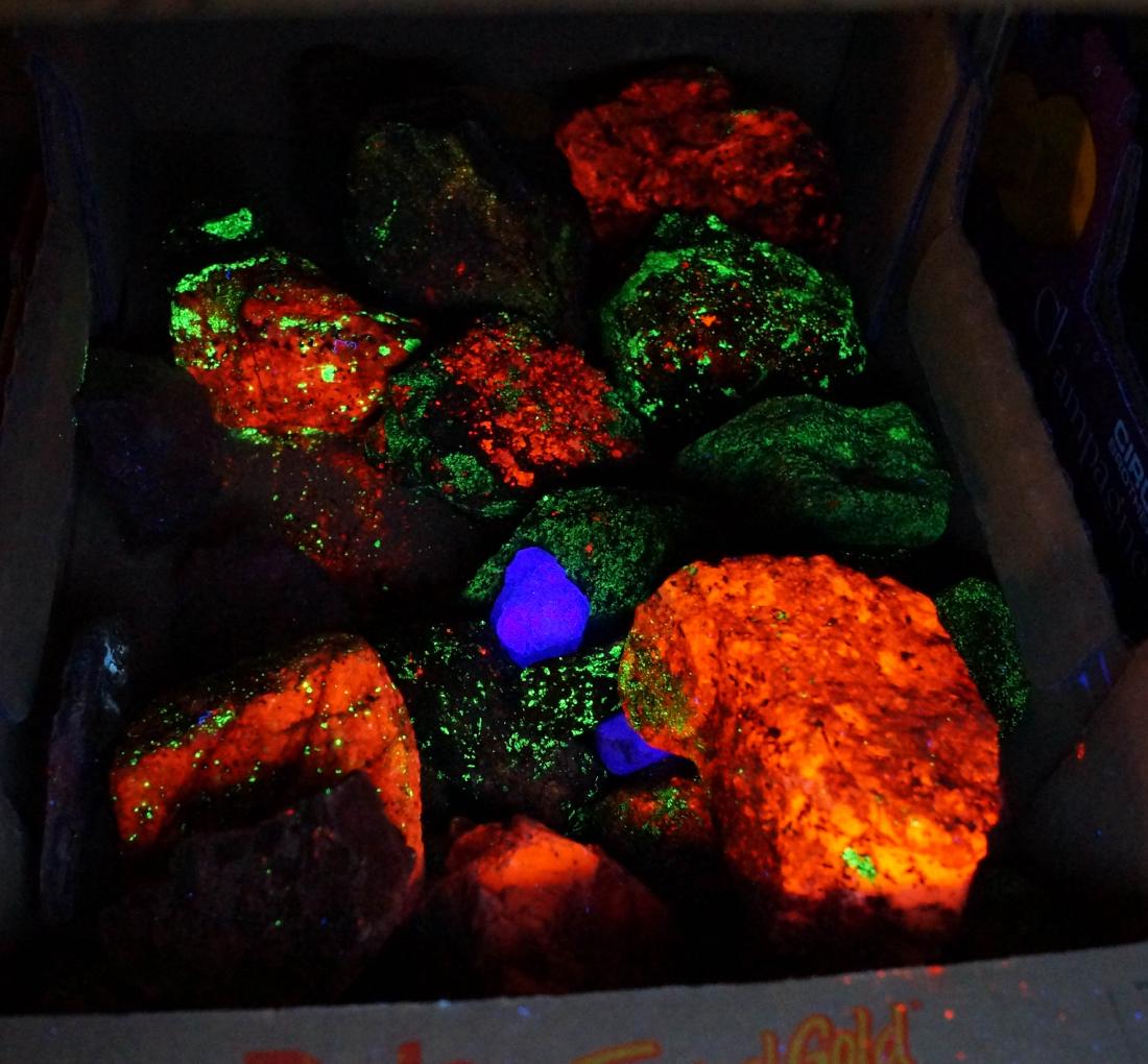 LOT ASSORTED STONES/MINERALS (FLUORESCENTS): LOT ASSORTED STONES/MINERALS (FLUORESCENTS)
