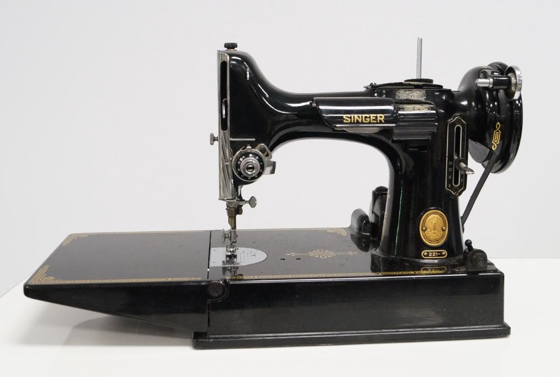 SINGER FEATHER WEIGHT SEWING MACHINE, CASED. SERIAL # (1 of 2)