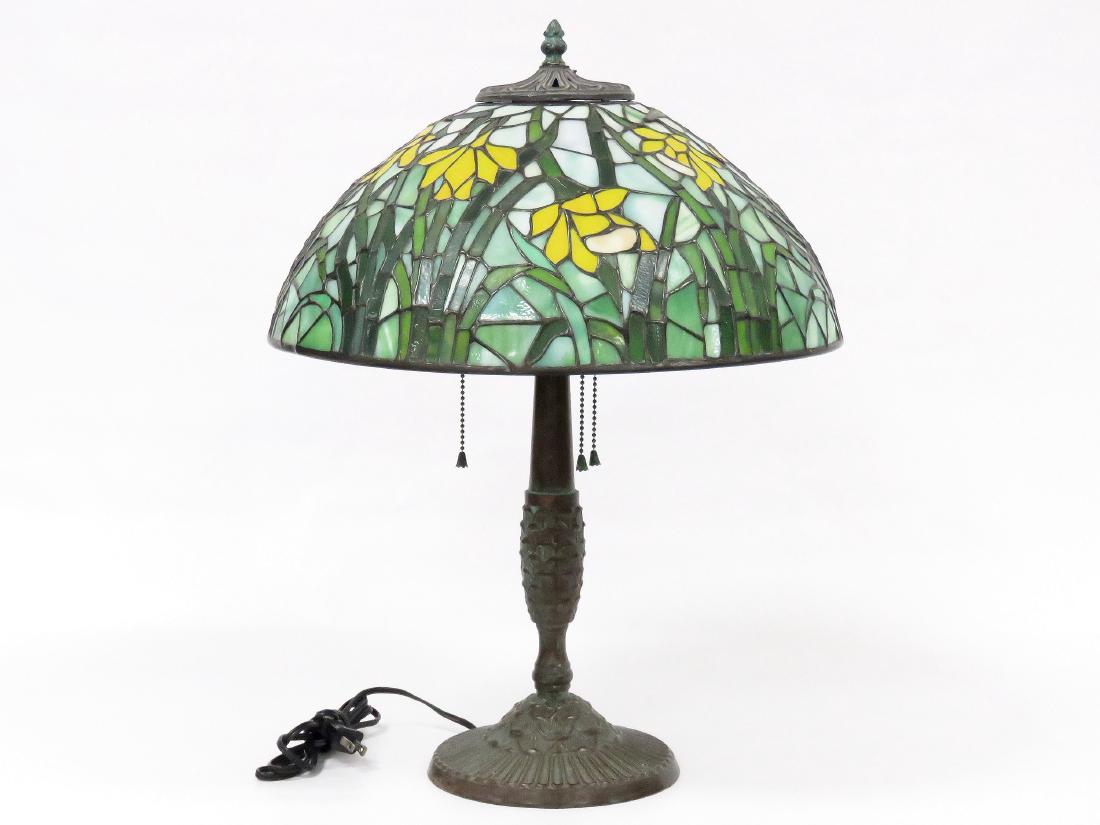 TIFFANY STYLE DAFFODIL LEADED SHADE TABLE LAMP. HEIGHT (1 of 4)