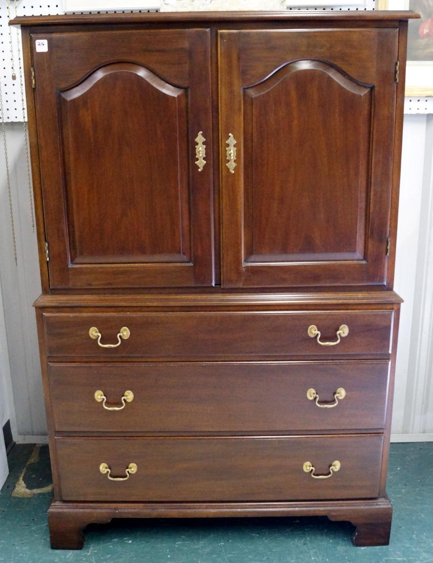 HENKEL-HARRIS, VIRGINIA GALLERIES, CHIPPENDALE STYLE (1 of 1)