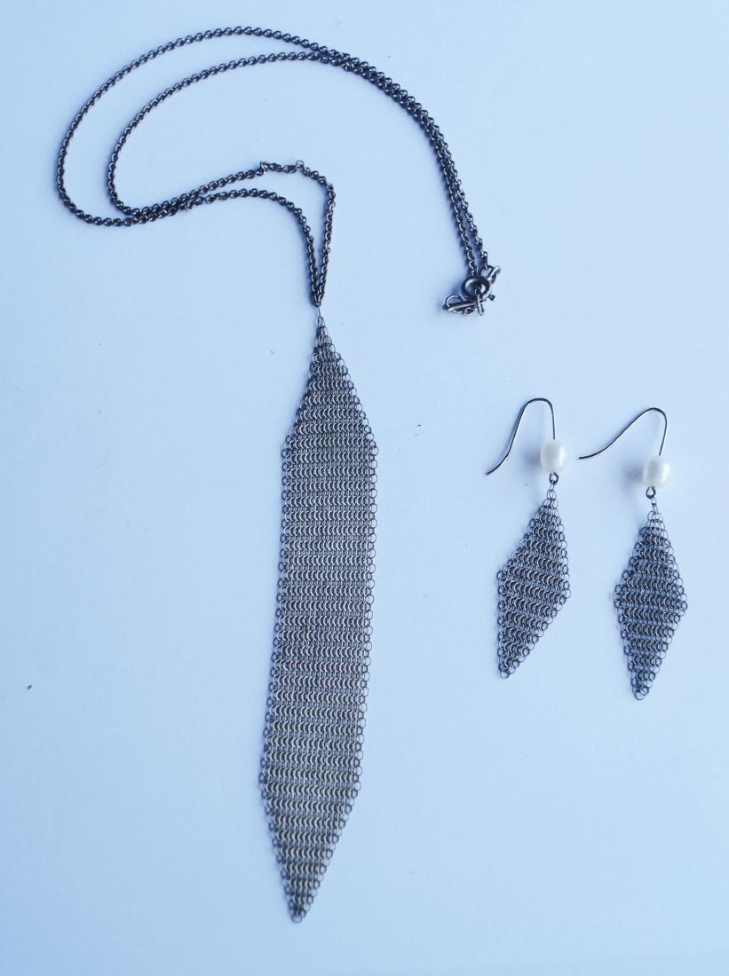 LOT TIFFANY & CO./PERETTI 925 SILVER MESH PENDANT: LOT TIFFANY & CO./PERETTI 925 SILVER MESH PENDANT NECKLACE AND FRESHWATER PEARL/MESH PIERCED HOOP EARRINGS. NECKLACE/LENGTH 16"