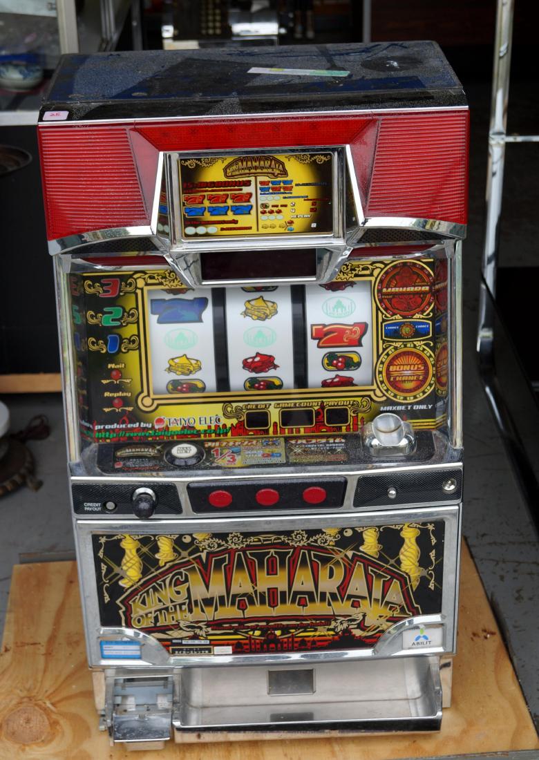 SKILL-STOP ARCADE SLOT MACHINE, KING OF THE MAHARAJA (1 of 1)