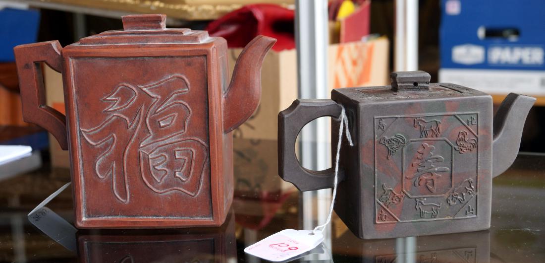 LOT (2) CHINESE I-HSING WARE TEAPOTS, SIGNED. HEIGHT 3 (1 of 1)