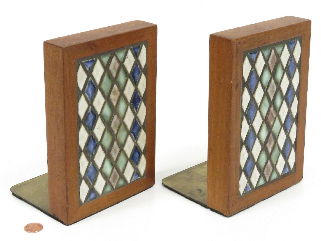 GORDON & JANE MARTZ FOR MARSHALL STUDIOS, PAIR WALNUT: GORDON & JANE MARTZ FOR MARSHALL STUDIOS, PAIR WALNUT AND CERAMIC "HARLEQUIN" BOOKENDS. HEIGHT 7 5/8"