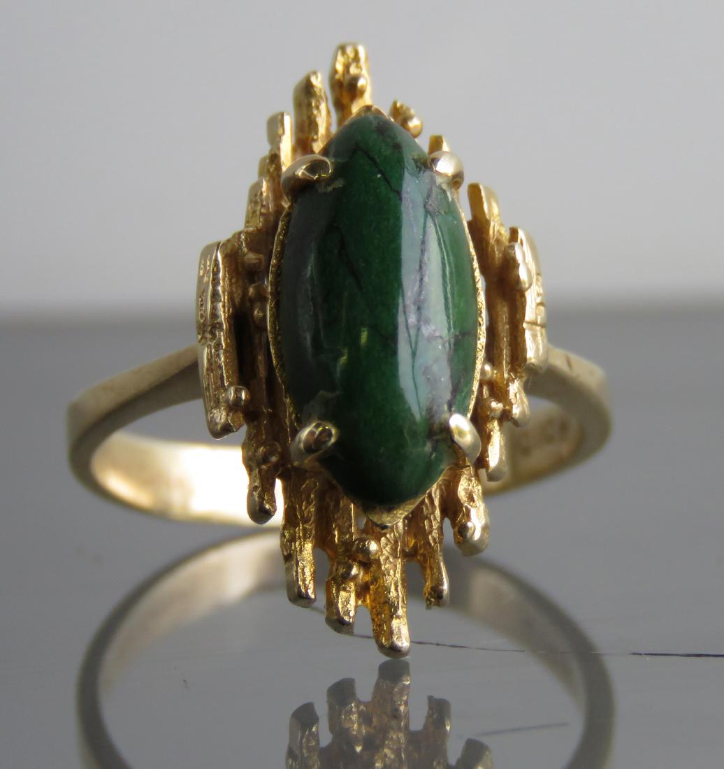 14K YELLOW GOLD AND GREEN HARDSTONE RING. RING SIZE 7 (1 of 3)