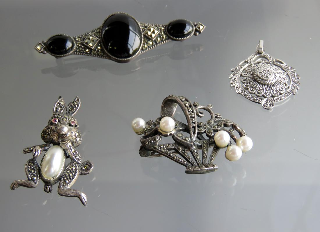 LOT (4) VINTAGE 925 STERLING AND MARCASITE BROOCHES AND: LOT (4) VINTAGE 925 STERLING AND MARCASITE BROOCHES AND PENDANT INCLUDING BASKET, BUNNY AND BAR PIN. LARGEST/LENGTH 2 3/4"; GROSS WEIGHT 38.65 GRAMS