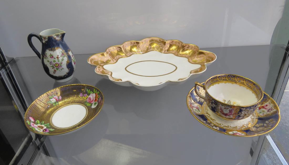 BOX LOT ASSORTED ENGLISH PORCELAINS INCLUDING DR. WALL: BOX LOT ASSORTED ENGLISH PORCELAINS INCLUDING DR. WALL SPANOWBEAK CREAM PITCHER, SPODE AND DERBY, 18/19TH CENTURY (LOSSES/REPAIRS)