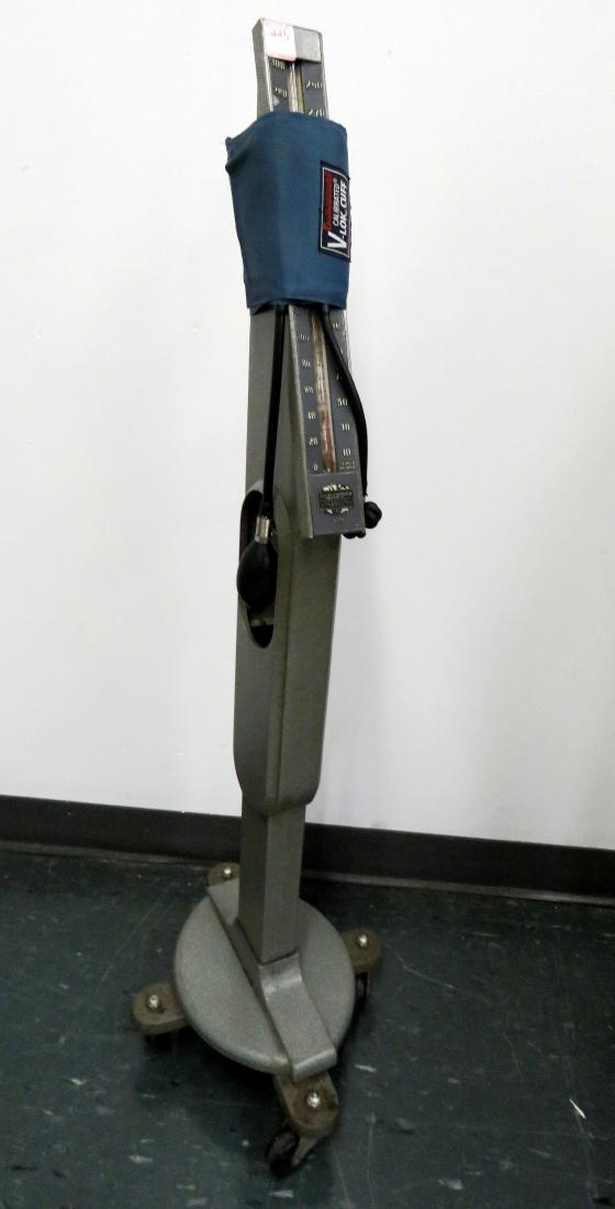 VINTAGE BAUMANOMETER MOBILE BLOOD PRESSURE METER.: VINTAGE BAUMANOMETER MOBILE BLOOD PRESSURE METER. HEIGHT 42"