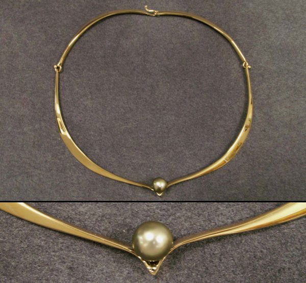 JEWELRY, ED WIENER MODERNIST CHOCKER WITH PEARL: ED WIENER MODERNIST YELLOW GOLD (TESTS 14K) NECKLACE/CHOAKER WITH SOUTH SEA BLACK PEARL, C.1950. DROP 5"; WIDTH 5"