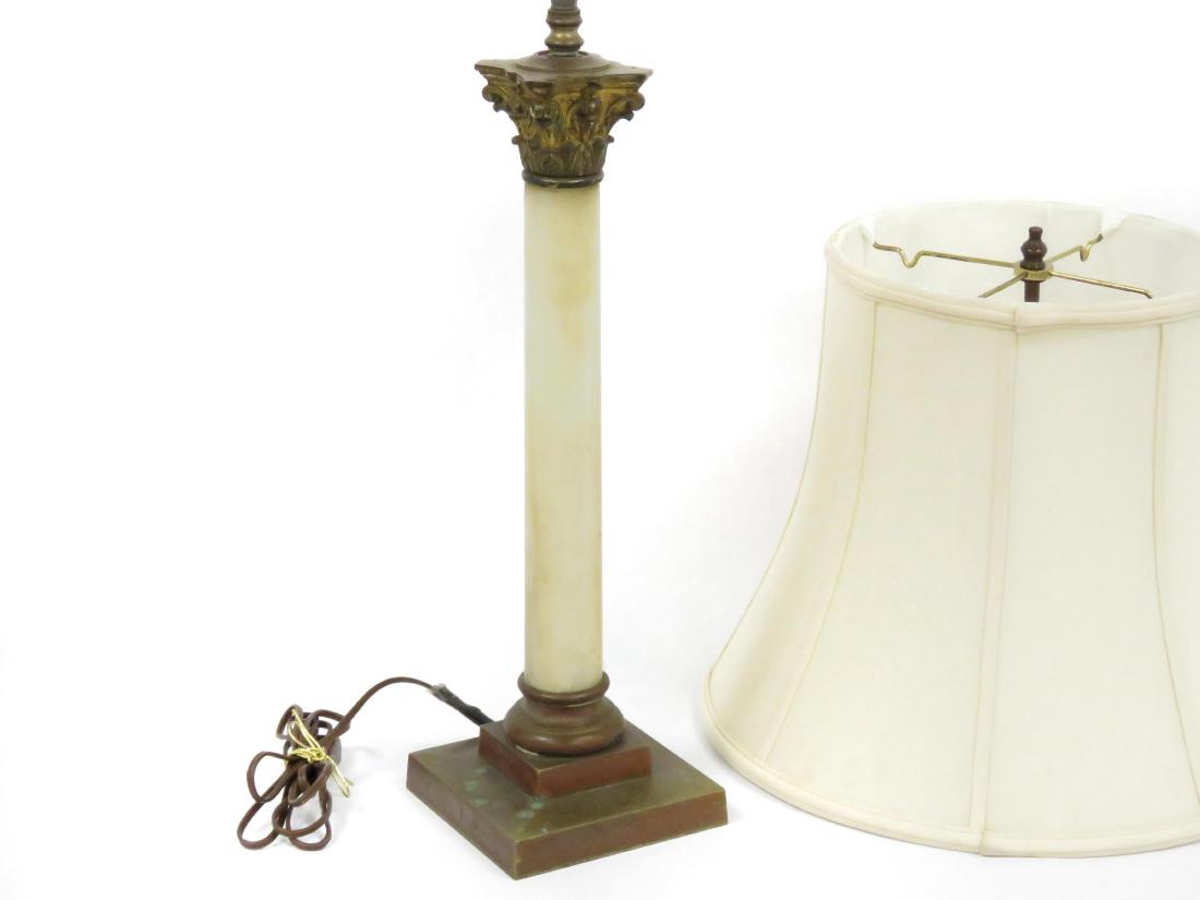 VINTAGE BRONZE AND ONYX CORINTHIAN COLUMN TABLE LAMP. (1 of 4)