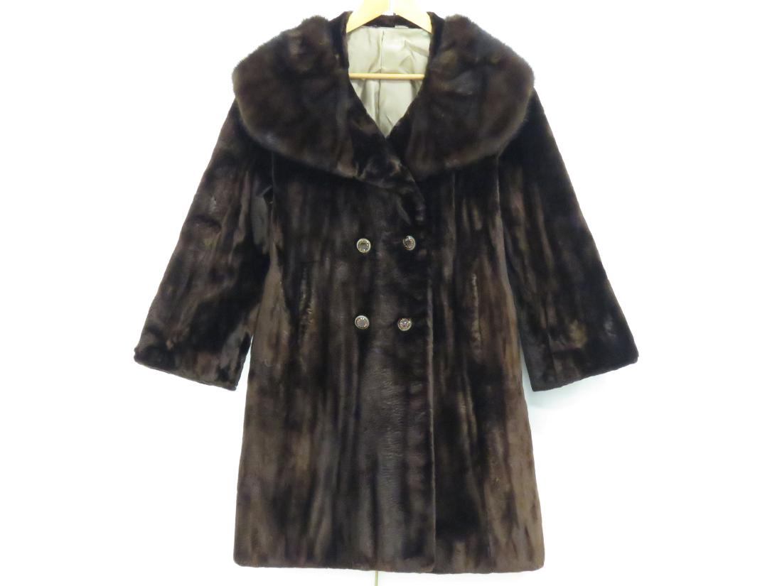 WOMAN'S VINTAGE BEAVER AND MINK COAT. SIZE 6/8: WOMAN'S VINTAGE BEAVER AND MINK COAT. SIZE 6/8