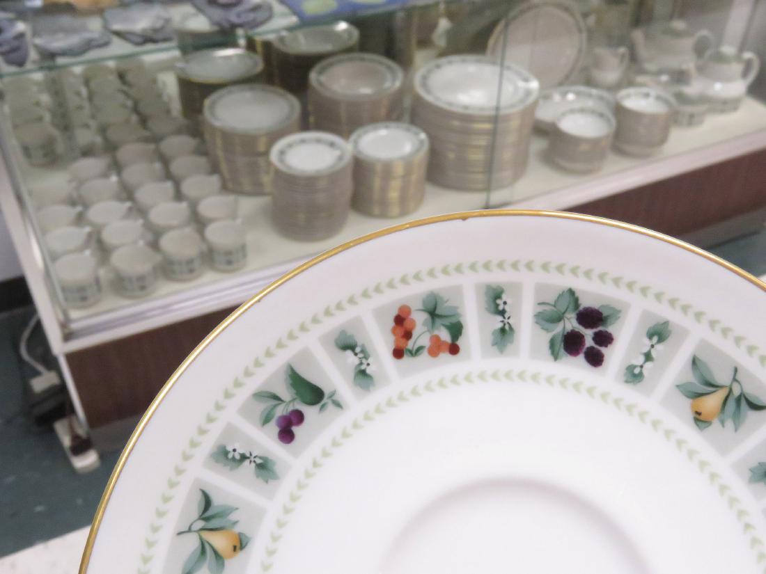SET (176) ROYAL DOULTON PORCELAIN "TAPESTRY" DINNERWARE (1 of 4)