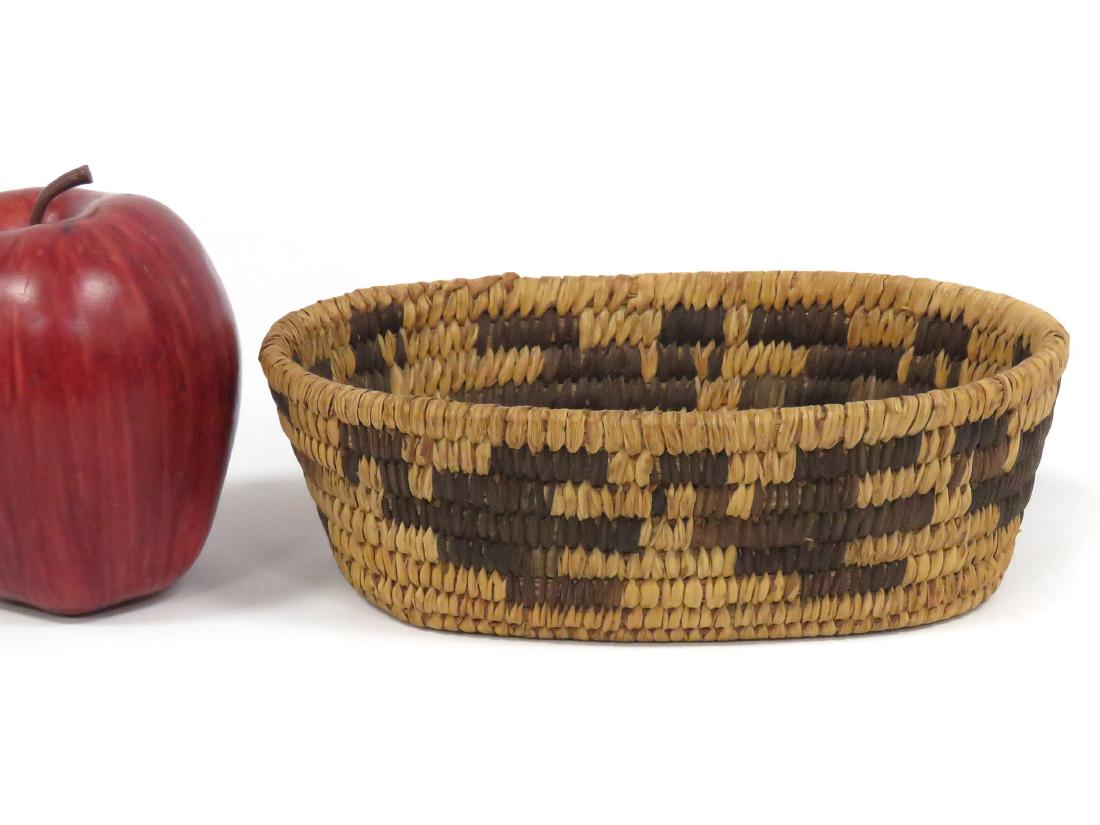 SW NATIVE AMERICAN WOVEN BASKET. HEIGHT 2 1/4"; 4 1/2 X (1 of 4)