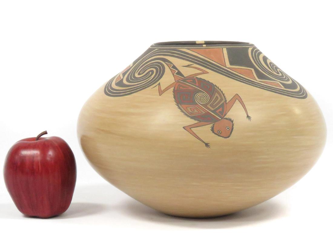 FINE SOUTH WEST AMERICAN INDIAN DECORATED POTTERY (1 of 5)