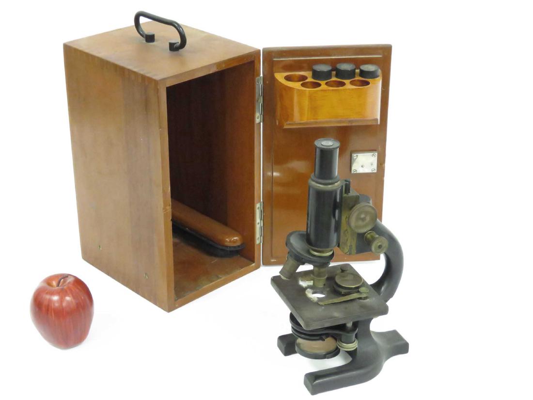 VINTAGE SPENCER MONICULAR MICROSCOPE WITH CASE (1 of 3)