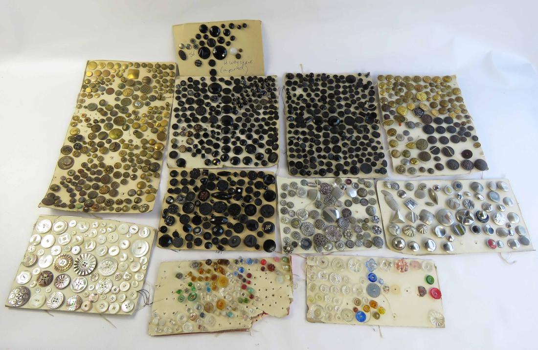 COLLECTION ASSORTED VINTAGE BUTTONS (1 of 4)