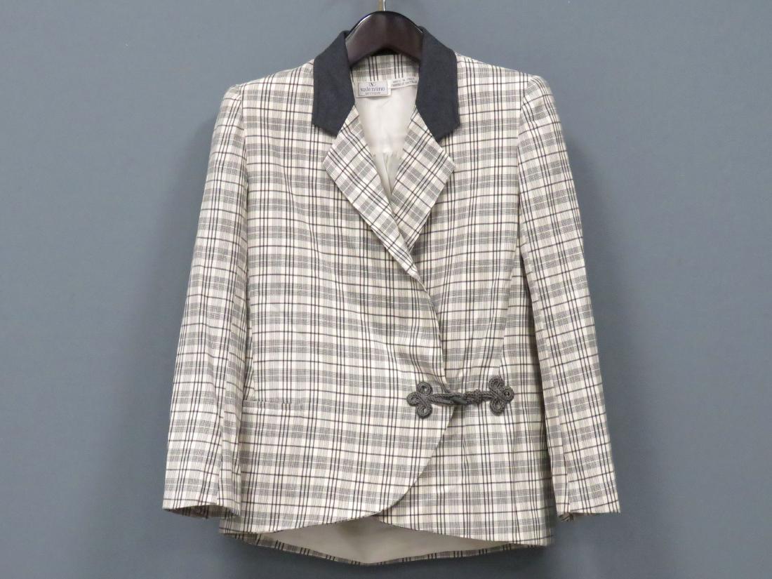 VALENTINO BOUTIQUE ITALIAN BLAZER. SIZE 10: VALENTINO BOUTIQUE ITALIAN BLAZER. SIZE 10