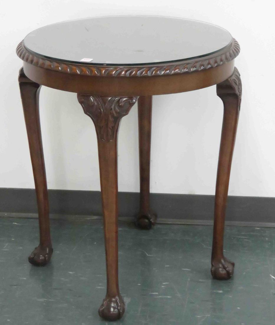 GEORGIAN STYLE CARVED MAHOGANY LAMP STAND WITH PLATE: GEORGIAN STYLE CARVED MAHOGANY LAMP STAND WITH PLATE GLASS TOP. HEIGHT 28"; DIAMETER 23"