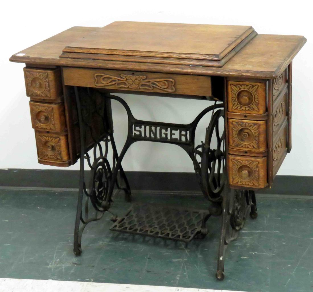 VINTAGE OAK CASE SINGER SEWING MACHINE (1 of 1)
