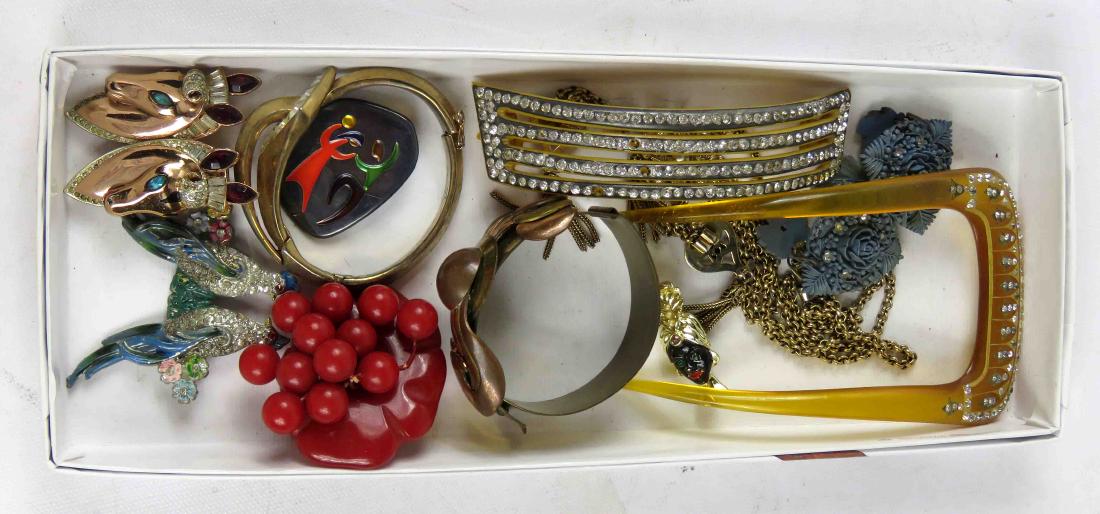 LOT ASSORTED VINTAGE COSTUME JEWELRY INCLUDING RED (1 of 3)