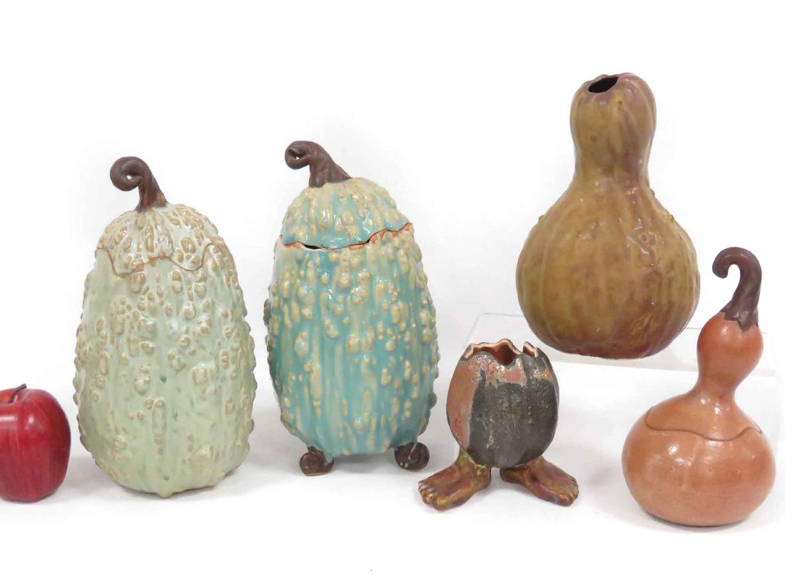 LOT (5) ASSORTED CHILMARK POTTERY GOURD VESSELS. HEIGHT (1 of 4)