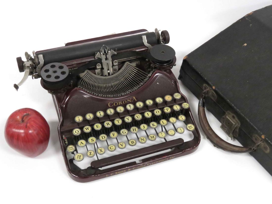 VINTAGE L.C. SMITH AND CORONA BURGUNDY/MAROON PORTABLE (1 of 1)