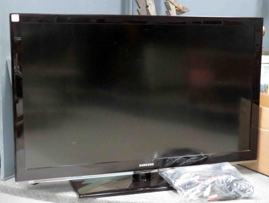 SAMSUNG 46" FLATSCREEN TV WITH REMOTE & CABLES (1 of 1)