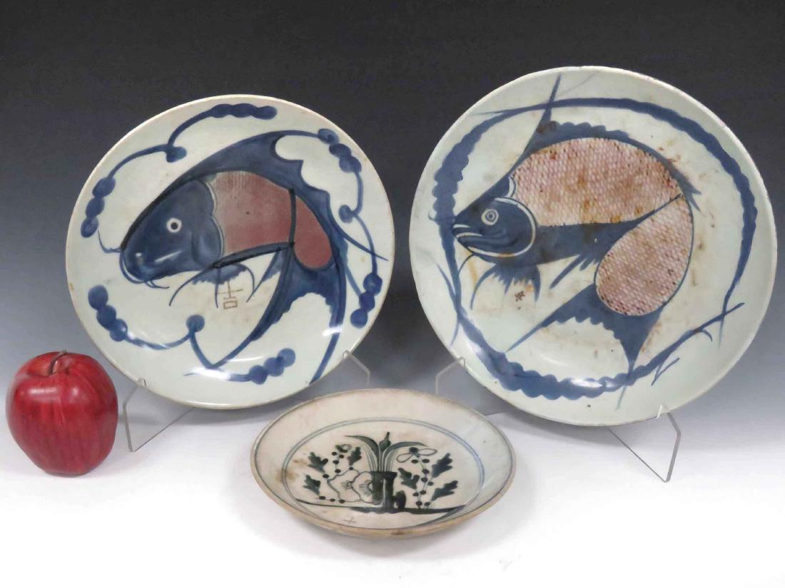 LOT (3) CHINESE DECORATED PORCELAIN DISHES. DIAMETER 7 (1 of 2)