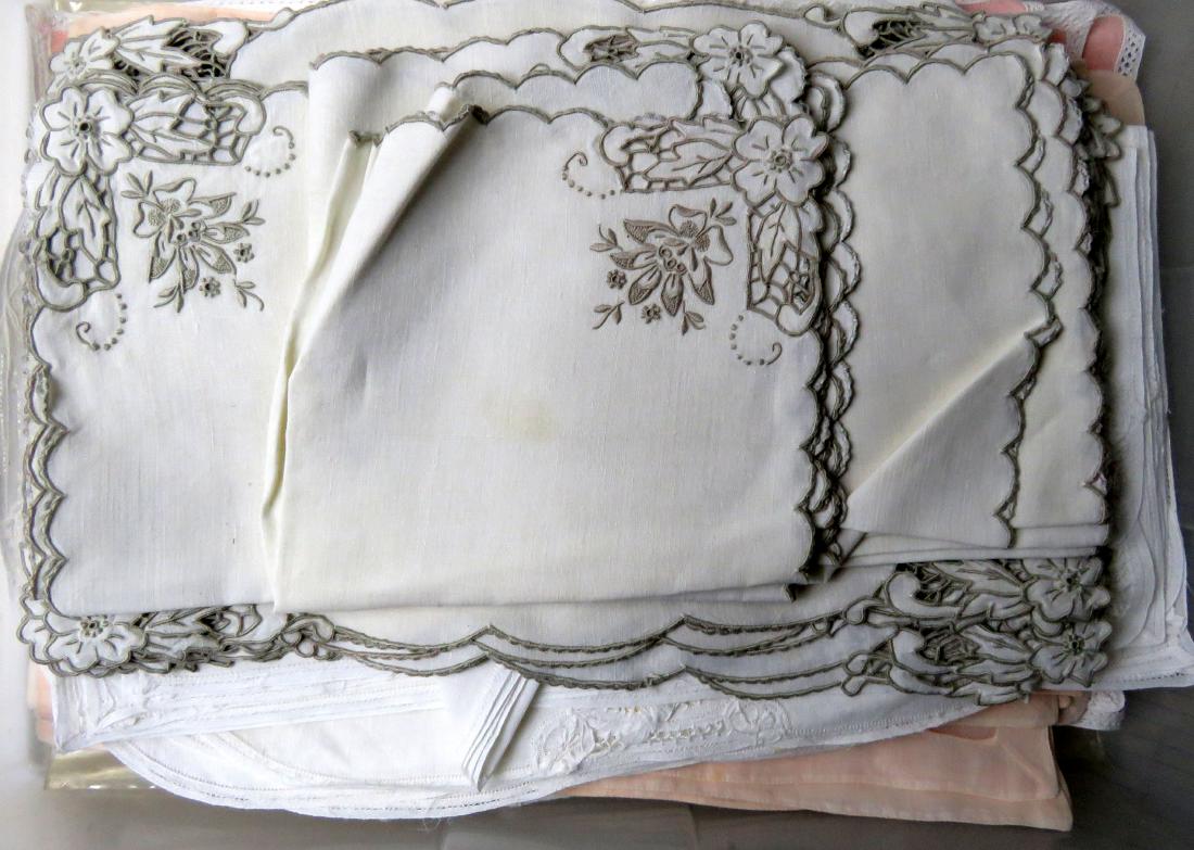 LOT (4) SETS LINEN PLACEMATS/NAPKINS (SLIGHT STAINS): LOT (4) SETS LINEN PLACEMATS/NAPKINS (SLIGHT STAINS)