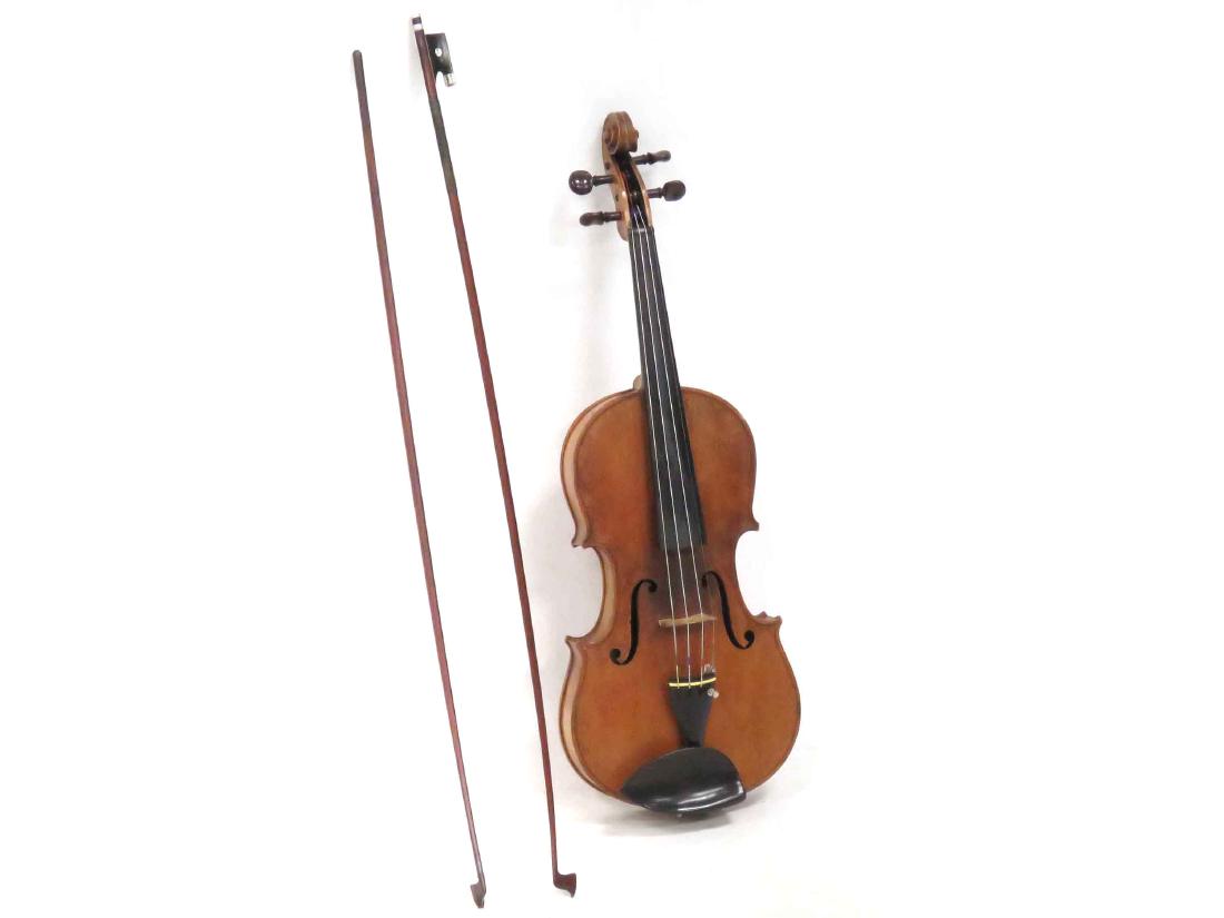 VINTAGE CONTINENTAL VIOLIN (UNSIGNED) WITH (2) BOWS: VINTAGE CONTINENTAL VIOLIN (UNSIGNED) WITH (2) BOWS INCLUDING SILVER MOUNTED SIGNED "TOURTE" AND "ALBERT NURBERGER" SIGNED (NO FROG) IN BEIN AND FUSHI CASE
