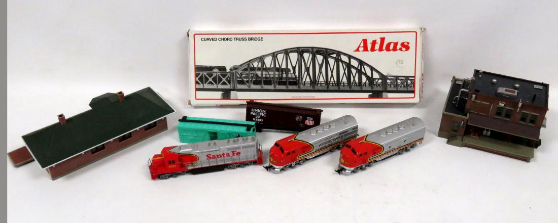 LOT ASSORTED HO GAUGE TRAINS, TRACK, TRANSFORMERS, (1 of 4)