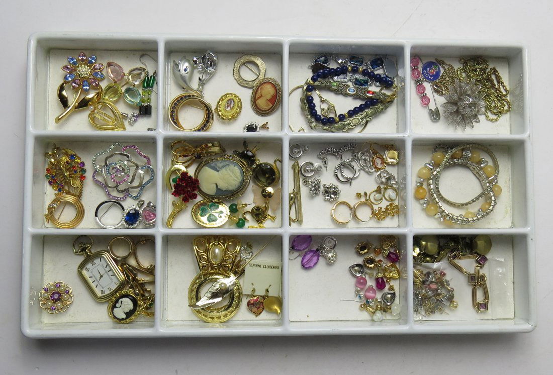 ASSORTED LOT COSTUME JEWELRY PINS/BROOCHES, EARRINGS & (1 of 4)