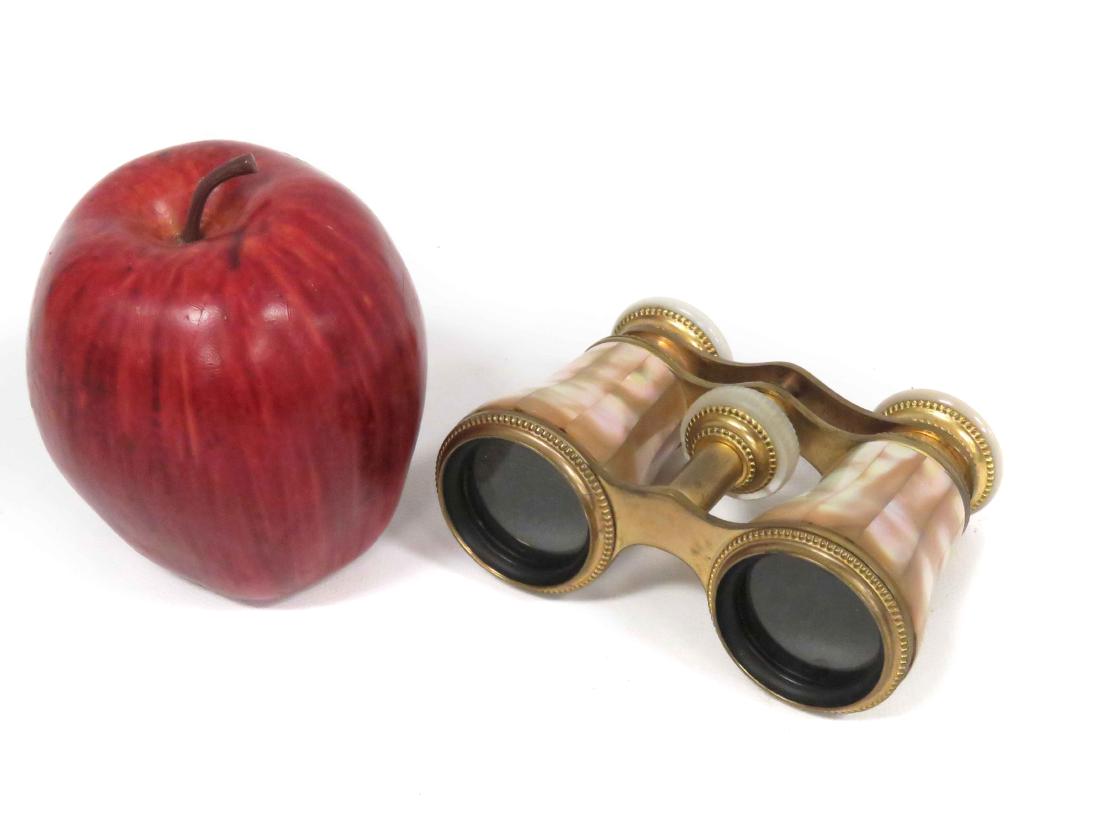 MARCHAND/PARIS MOTHER-OF-PEARL OPERA GLASSES: MARCHAND/PARIS MOTHER-OF-PEARL OPERA GLASSES