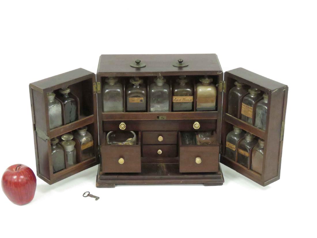 FINE FEDERAL CARVED MAHOGANY SHIP'S DOCTOR PORTABLE: FINE FEDERAL CARVED MAHOGANY SHIP'S DOCTOR PORTABLE APOTHECARY CABINET, C.1820. HEIGHT 10 1/2"; TOP 7 1/2 X 11 1/2" (MISSING HANDLE & BACK FOOT)