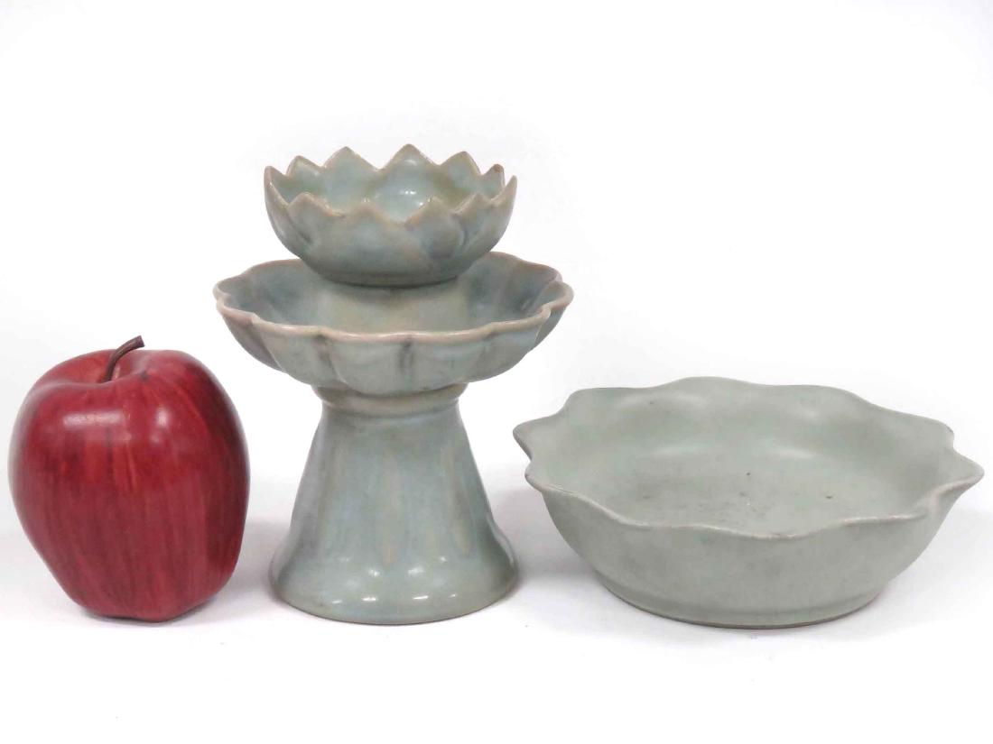 LOT (2) CHINESE YUEH WARE CELADON PORCELAIN INCLUDING: LOT (2) CHINESE YUEH WARE CELADON PORCELAIN INCLUDING DISH, DIAMETER 6 1/4" & VASE, HEIGHT 6"