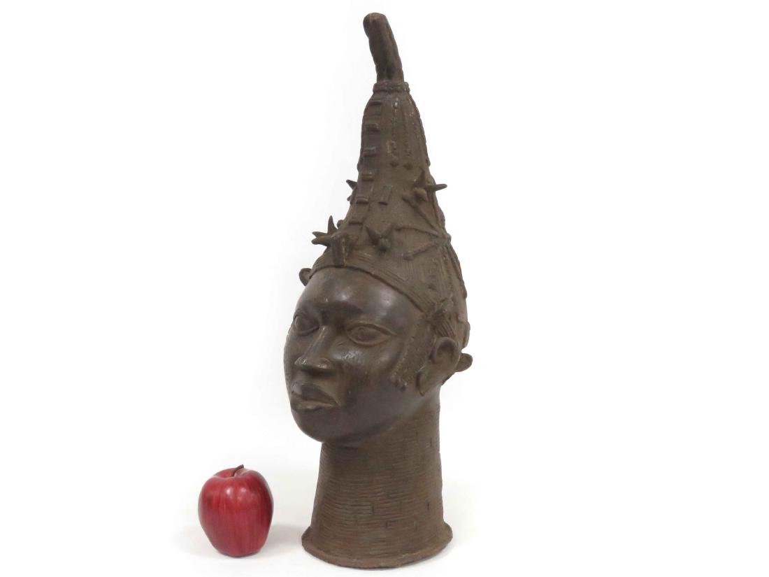 BENIN KINGDOM, NIGERIA, BRONZE HEAD OF QUEEN MOTHER.: BENIN KINGDOM, NIGERIA, BRONZE HEAD OF QUEEN MOTHER. HEIGHT 22"