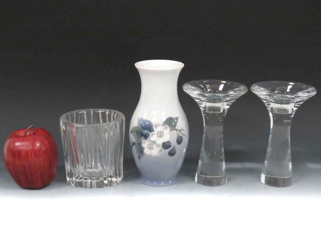 LOT (4) INCLUDING (2) KOSTA BODA CRYSTAL CANDLESTICKS,: LOT (4) INCLUDING (2) KOSTA BODA CRYSTAL CANDLESTICKS, SIGNED TAPIO WIRKKALA, HEIGHT 6"; KOSTA BODA CRYSTAL VASE, SIGNED TAPIO WIRKKALA, HEIGHT 4"; ROYAL COPENHAGEN DECORATED PORCELAIN VASE, BLACKBERR