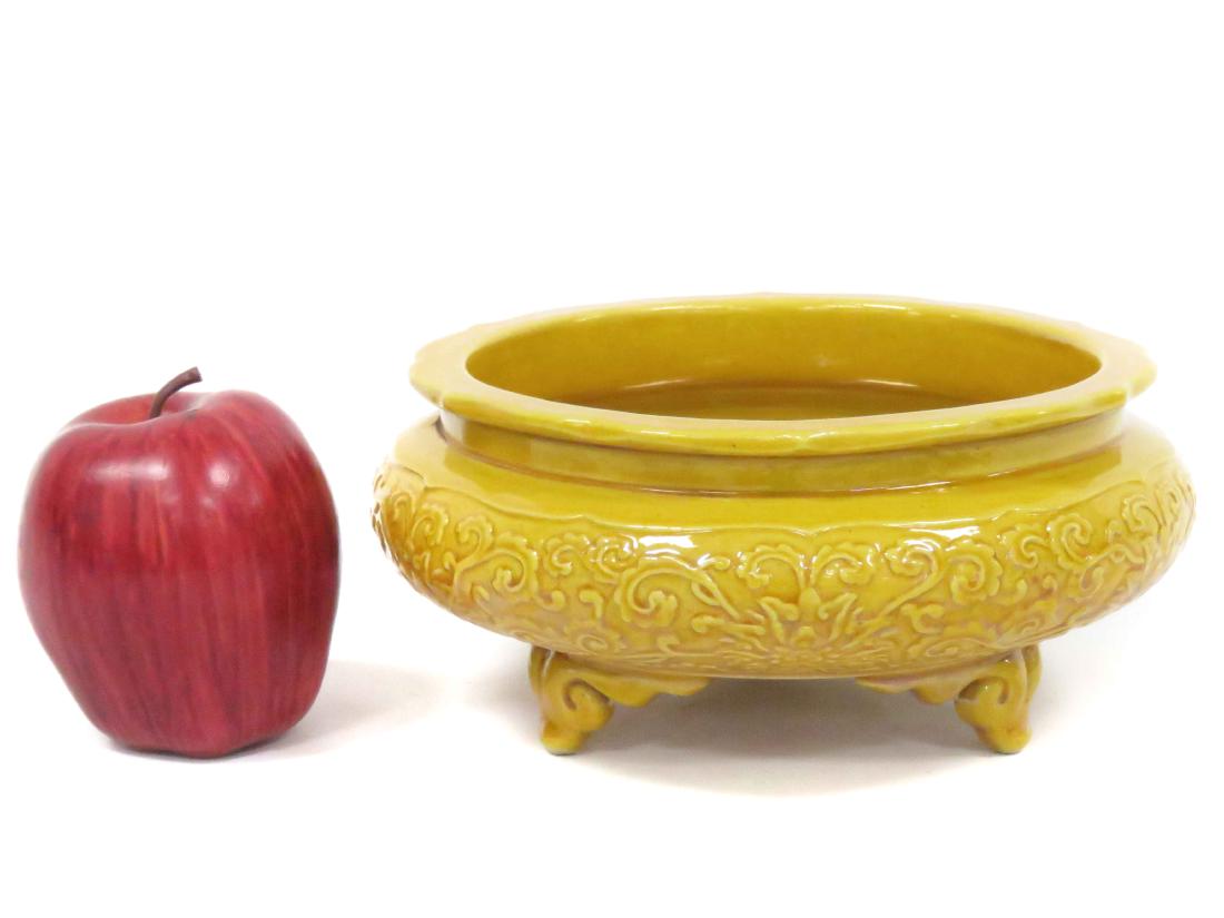CHINESE DECORATED PORCELAIN TRI-FOOT CENSER, BEARING: CHINESE DECORATED PORCELAIN TRI-FOOT CENSER, BEARING SEAL FORM MARK. HEIGHT 3 3/4"; DIAMETER 8"