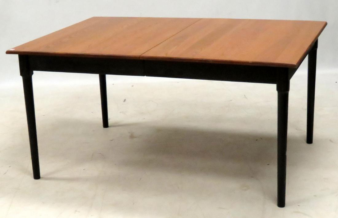 OAK GRAINED EXTENSION DINING TABLE WITH (2) 15" LEAVES. (1 of 1)