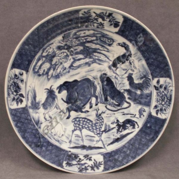 CHINESE BLUE & WHITE DECORATED PORCELAIN CHARGER