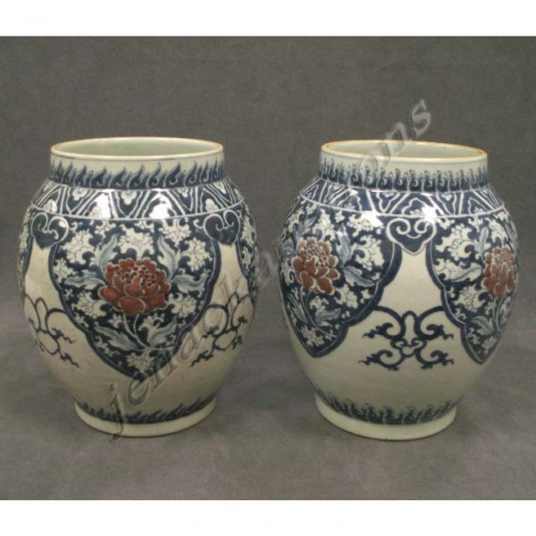 PAIR CHINESE DECORATED PORCELAIN VASES