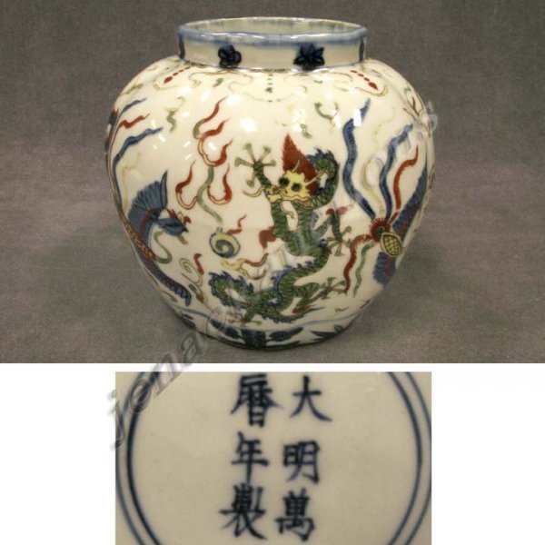 CHINESE WUCAI DECORATED PORCELAIN LOBED VASE