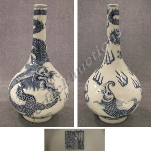CHINESE BLUE AND WHITE DECORATED PORCELAIN VASE