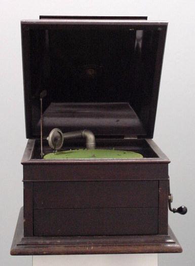 COLUMBIA GRAFONOLA MAHOGANY RECORD PLAYER: COLUMBIA GRAFONOLA MAHOGANY CASED TABLE-TOP RECORD PLAYER. C. 1920 **DUE TO THE SIZE AND/OR FRAGILITY OF THIS LOT, STANDARD IN-HOUSE SHIPPING IS NOT AVAILABLE ON THIS ITEM. PLEASE CONTACT THE GALLERY