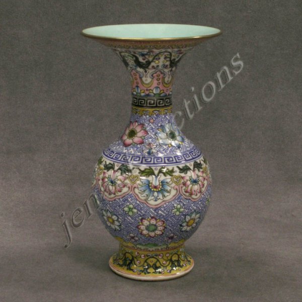 CHINESE FAMILLE ROSE ENAMEL PORCELAIN VASE