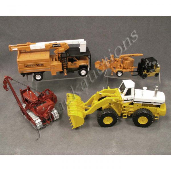 LOT (4) DIE CAST VEHICLES: LOT (4) DIE CAST VEHICLES INCLUDING 2003 INTERNATIONAL 580 PAY LOADER, INTERNATIONAL DIESEL TRACTOR/CRANE, CATERPILLAR FORK LIFT, AND ASPLUNDH TREE SERVICE WITH BUCKET TRUCK AND CHIPPER